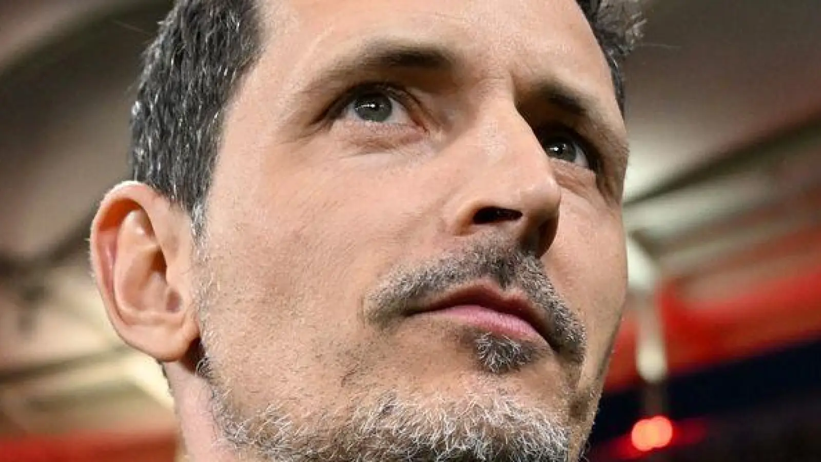 Trainer Dino Toppmöller hat seinen Vertrag bei Eintracht Frankfurt verlängert. (Foto: Arne Dedert/dpa)