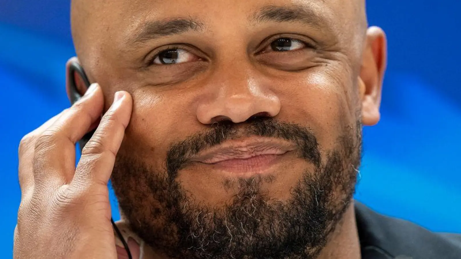 Bei der Pressekonferenz in Madrid am Vorabend des Spiels ließ Bayern-Trainer Vincent Kompany einen Einsatz von Harry Kane noch offen. (Foto: Peter Kneffel/dpa)