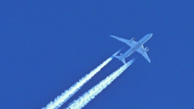 Wer auf das Fliegen verzichtet, verbessert seine CO2-Bilanz klar. (Foto: Patrick Pleul/dpa-Zentralbild/dpa)