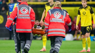Timo Hübers wird nach seiner schweren Knieverletzung vom Platz getragen. (Foto: Bernd Thissen/dpa)