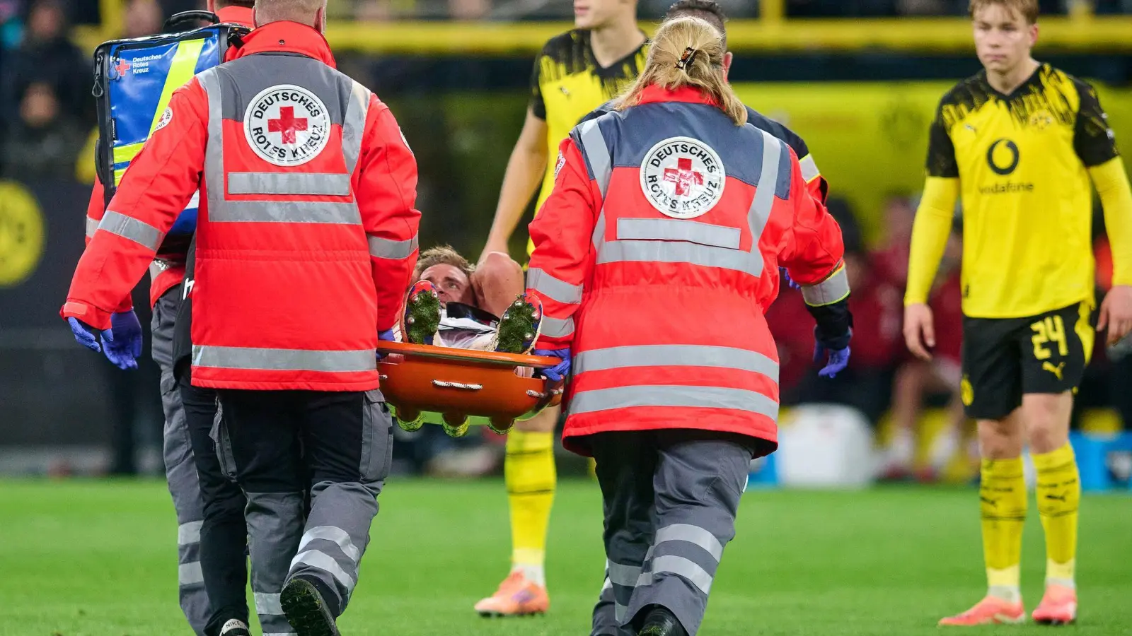 Timo Hübers wird nach seiner schweren Knieverletzung vom Platz getragen. (Foto: Bernd Thissen/dpa)