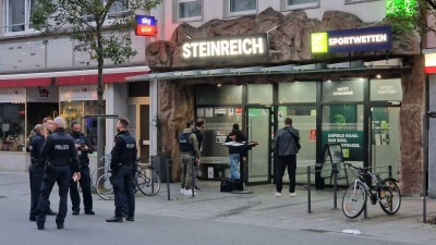 Es läuft ein größerer Polizeieinsatz.  (Foto: Carolin Eckenfels/dpa)