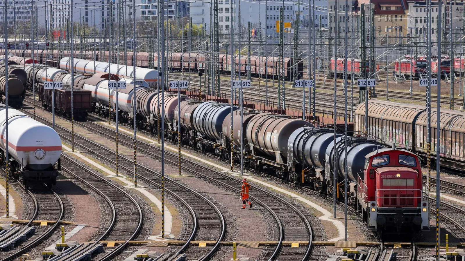 Unter den Städten Nürnberg und Fürth soll eine neue Güterzugstrecke entstehen. (Symbolbild) (Foto: Jan Woitas/dpa)