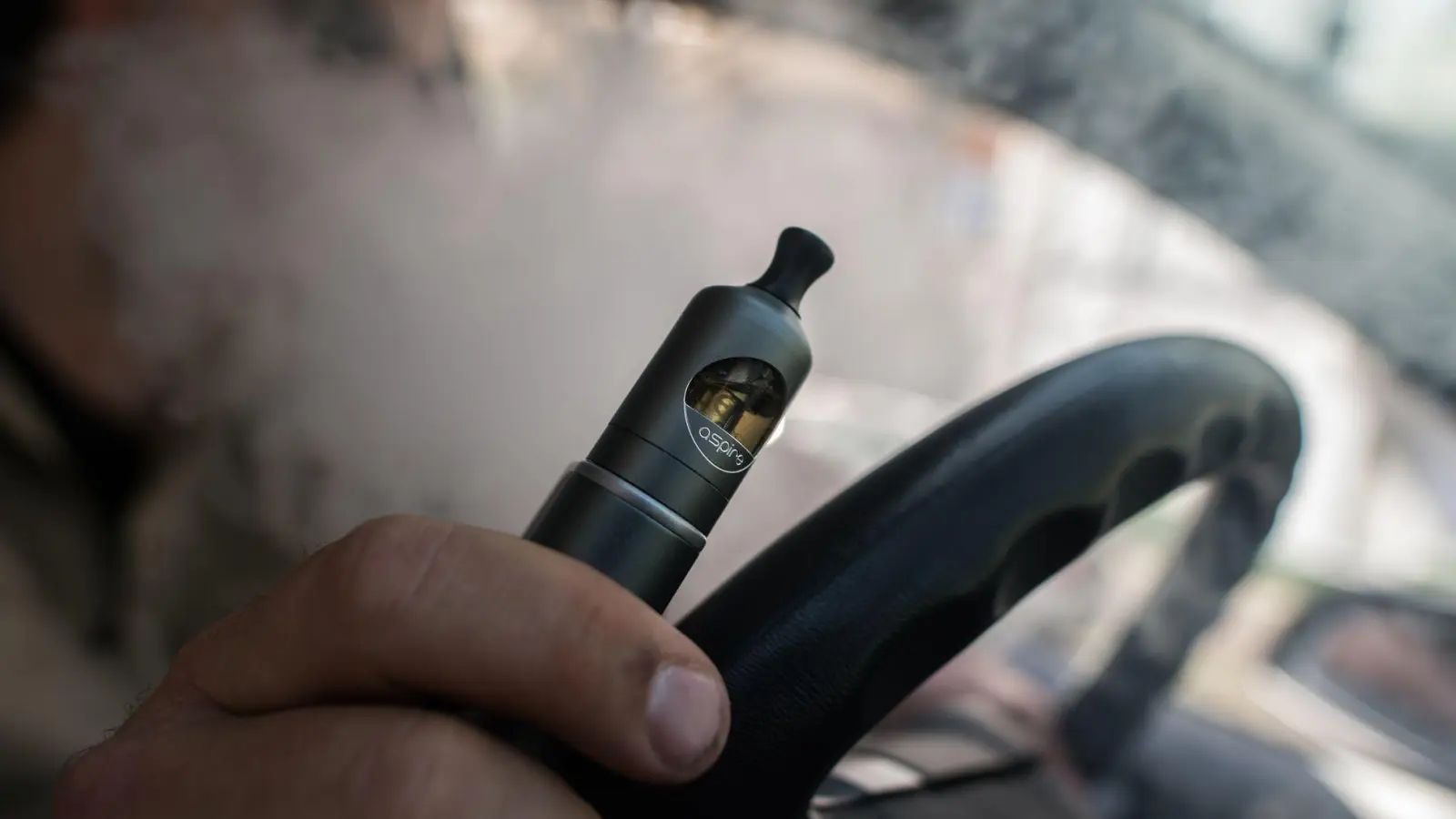 Genuss mit Folgen: Wer ein paar Dinge beim Gebrauch der E-Zigarette im Auto nicht beachtet, kann schnell ein Bußgeld kassieren. (Foto: Franziska Gabbert/dpa-tmn)