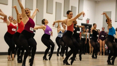 Beim Vortanzen müssen sich die Frauen in kürzester Zeit dehnen und aufwärmen und dann eine kurze Choreographie einstudieren. (Foto: Christina Horsten/dpa)