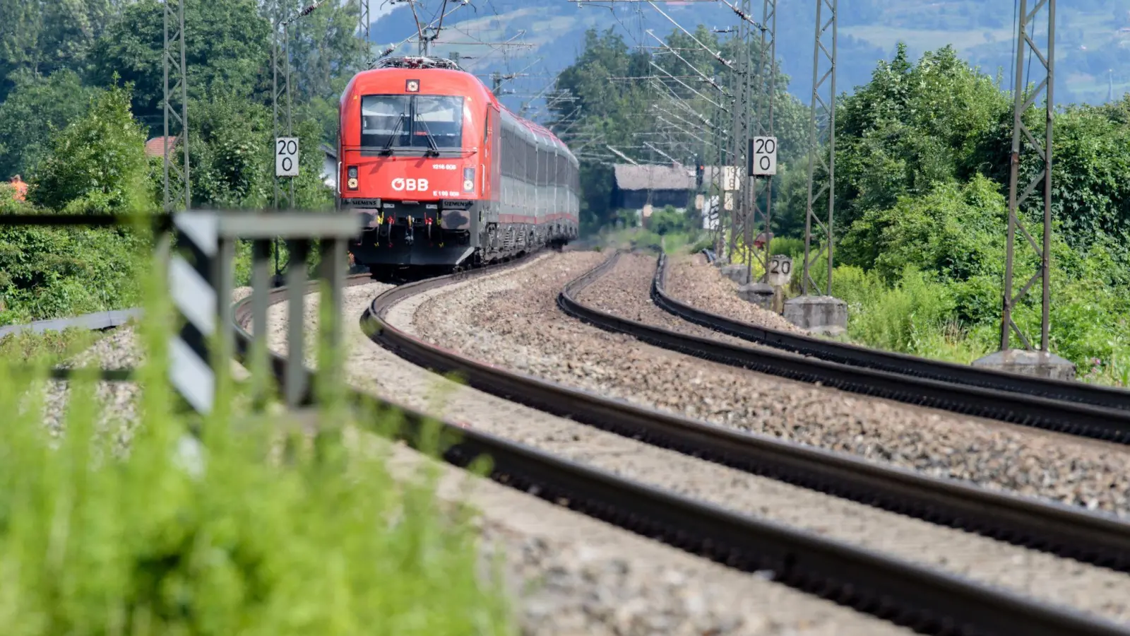 Ein Eurocity fährt zwischen München und Italien. (Archivbild) (Foto: Matthias Balk/dpa)