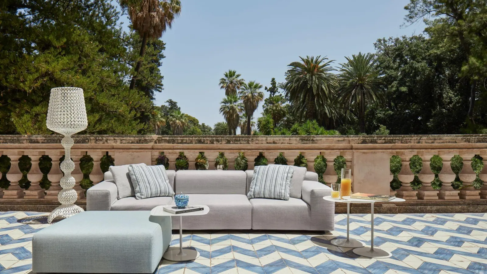 Es gibt eigentlich nur noch einen Unterschied zwischen dem Wohnzimmer drinnen und draußen: Das Faulenzen unter blauem Himmel. Die Möbel hingegen haben sich angeglichen, sogar Outdoor-Leuchten wie das Modell Kabuki von Kartell sind inzwischen überall zu kaufen. (Foto: Saramagni/Kartell/dpa-tmn)