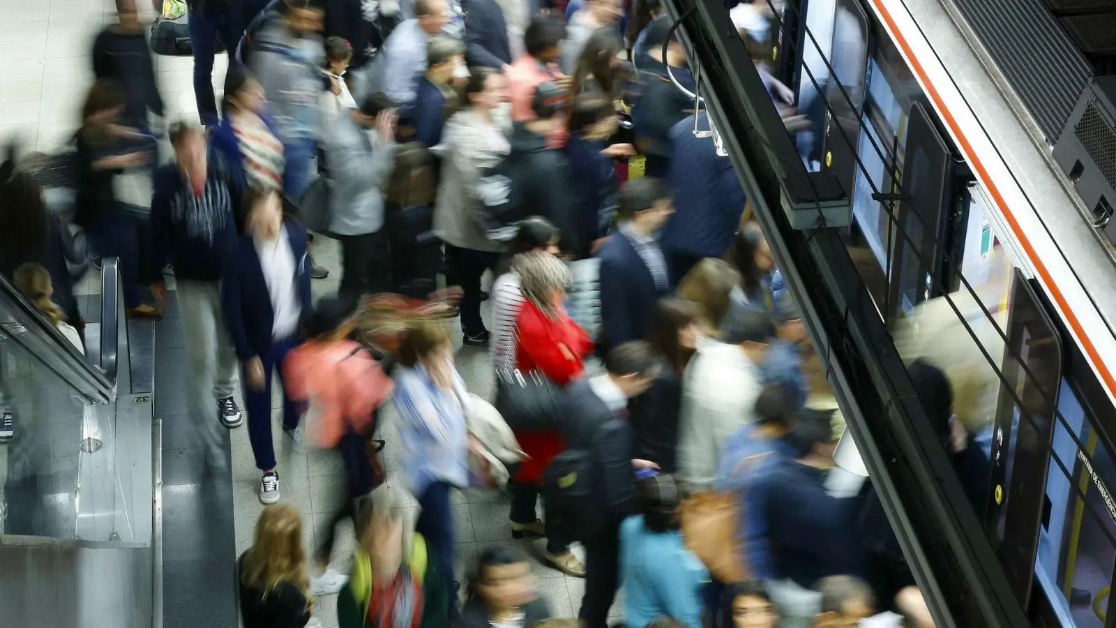 Bei Menschen, die von Klaustrophobie betroffen sind, löst eine rappelvolle U-Bahn schnell mal eine Panikattacke aus. (Foto: Paco Campos/EFE/dpa-tmn)