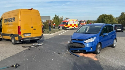 Bei dem Unfall auf der B470 bei Burgbernheim auf Höhe der Abzweigung zur B13 wurde eine Pkw-Fahrerin leicht verletzt. (Foto:  Kreisfeuerwehrverband Neustadt/Aisch-Bad Windsheim)