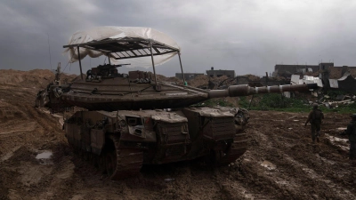 Vielerorts gehen die Kämpfe im Gazastreifen laut Militär weiter. (Symbolbild) (Foto: Sam McNeil/AP/dpa)