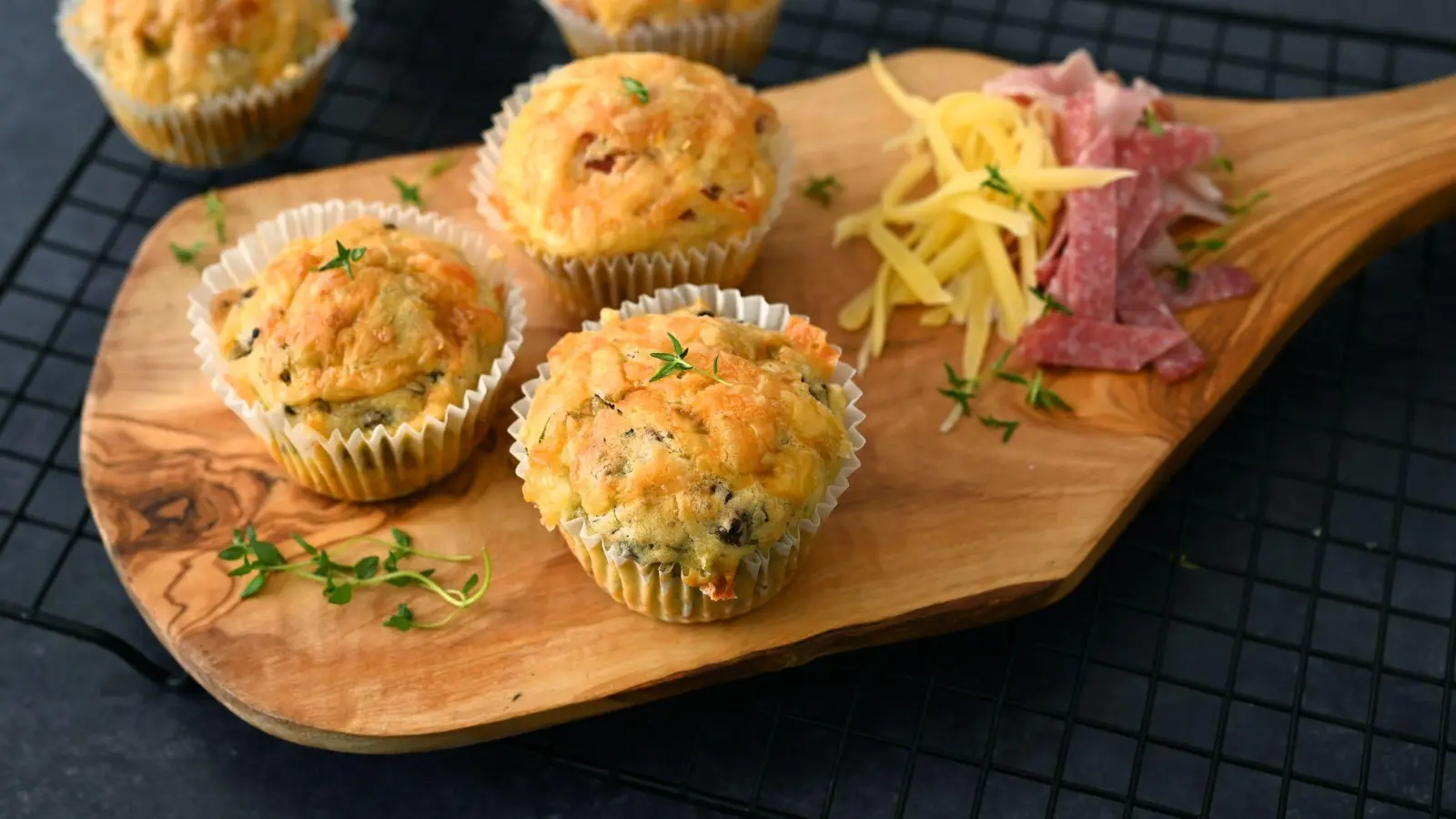 Wer keine ganze Pizza verdrücken kann, dem bringen diese Pizza-Muffins den Geschmack des großen Verwandten auf die Zunge. (Foto: Julia Uehren/loeffelgenuss.de/dpa-tmn)