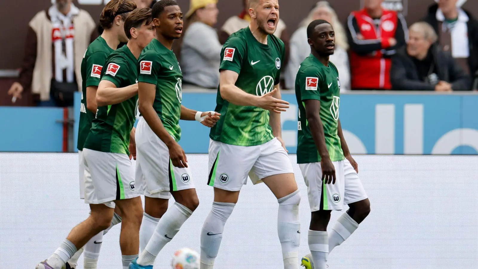 Favorit in der Relegation: Der VfL Wolfsburg mit seinem Abwehrchef Denis Vavro. (Foto: Philipp Szyza/dpa)