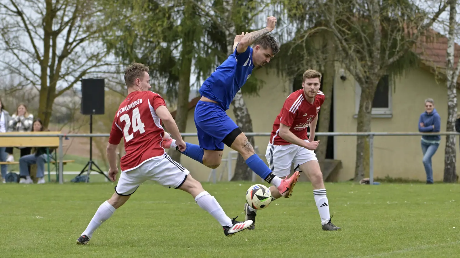 Auf dem Sprung: Thomas Grams von der SG Wind (blaues Trikot) mit Dennis Steinbauer (Schalkhausen, links). (Foto: Martin Rügner)