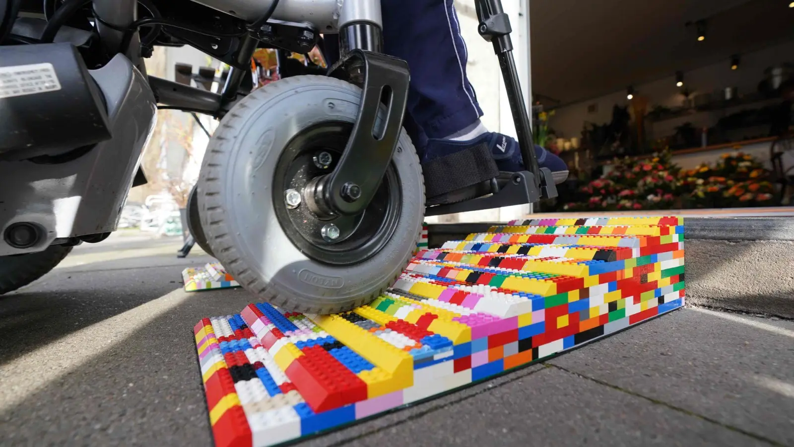 Die Legostein-Rampe in Hamburg sorgt im Blumengeschäft „Blumen Grieser“ für Inklusion. (Foto: Marcus Brandt/dpa)