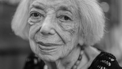 Margot Friedländer, Holocaust-Überlebende, blickt am Rande eines Interviews mit Journalisten der Deutschen Presse-Agentur zum 80. Jahrestag der Auschwitz-Befreiung in die Kamera des Fotografen. (Foto: Kay Nietfeld/dpa)