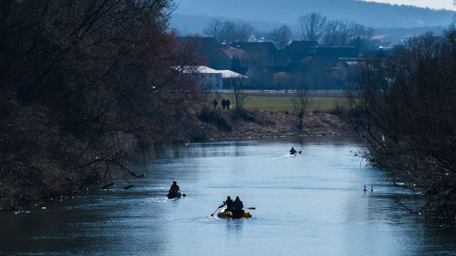 Wegen niedriger Wasserstände sind Kanufahrten auf dem Obermain (hier in Hausen bei Lichtenfels) derzeit an manchen Stellen nicht möglich. (Archivbild) (Foto: Nicolas Armer/dpa)