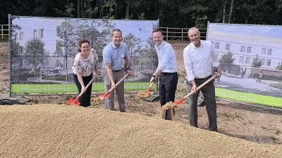 Vorständin Stinne Fronius, Einrichtungsleiter Alexander Naser, Bezirkstagspräsident Peter Daniel Forster und Vorstand Dr. Matthias Keilen (von links) griffen zum Spaten.  (Foto: Thomas Schaller)