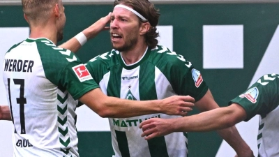 Mitchell Weiser von Werder Bremen (M) jubelt nach seinem Tor zum 3:2 gegen den FC Augsburg. (Foto: David Inderlied/dpa)