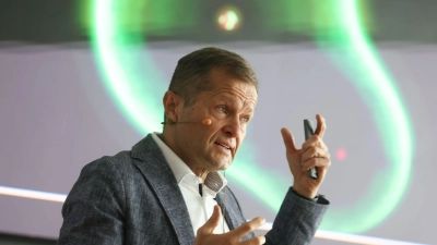 Der österreichisch-ungarische Physik-Nobelpreisträger Ferenc Krausz im Max-Planck-Institut für Quantenoptik (MPQ) in Garching bei München. (Foto: Karl-Josef Hildenbrand/dpa)