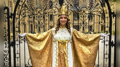 Vanessa Taubitz ist das neue Schillingsfürster Christkind. Das Foto zeigt die 19-Jährige am Tor zum Innenhof des Schlosses. Von dessen Balkon aus wird sie beim Weihnachtsmarkt den Prolog halten. (Foto: Michael Trzybinski)