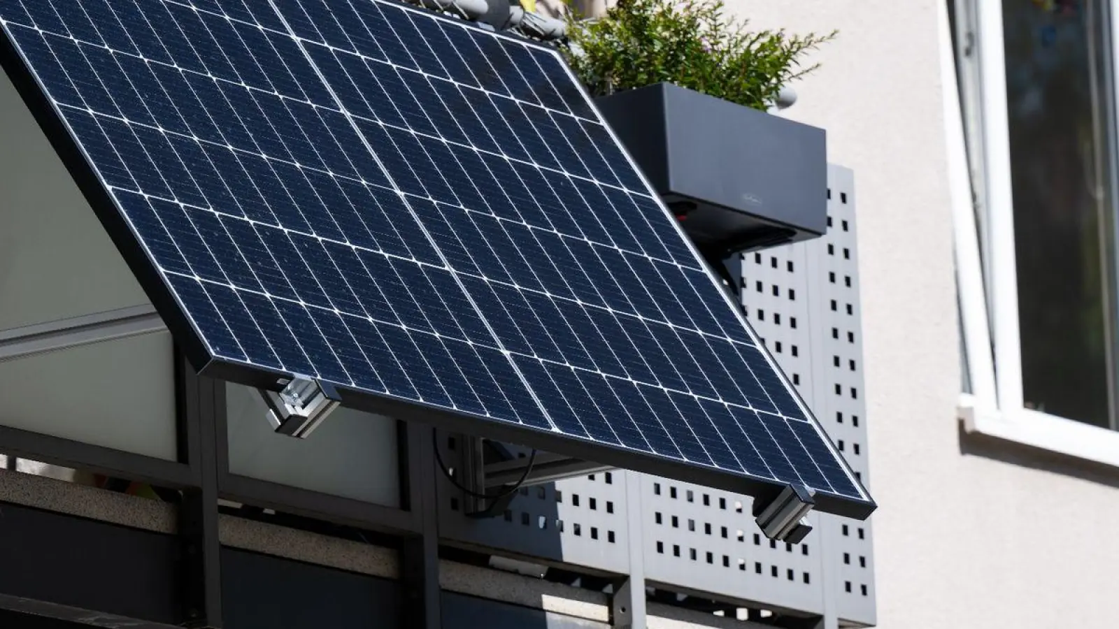 Stecker-Solaranlagen für den Balkon können die eigene Stromrechnung senken. Die Anmeldung klappt problemlos Online. (Foto: Sven Hoppe/dpa)