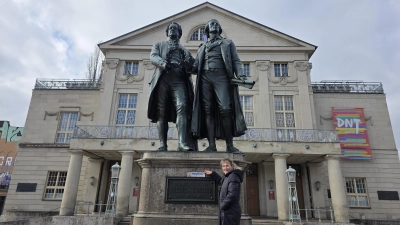 Mit der FLZ unterwegs: Beate Claus aus Ansbach verbrachte den Valentinstag in Weimar. Dort besuchte sie das Goethe-Schiller-Denkmal vor dem Deutschen Nationaltheater. (Foto: Michael Wagner)