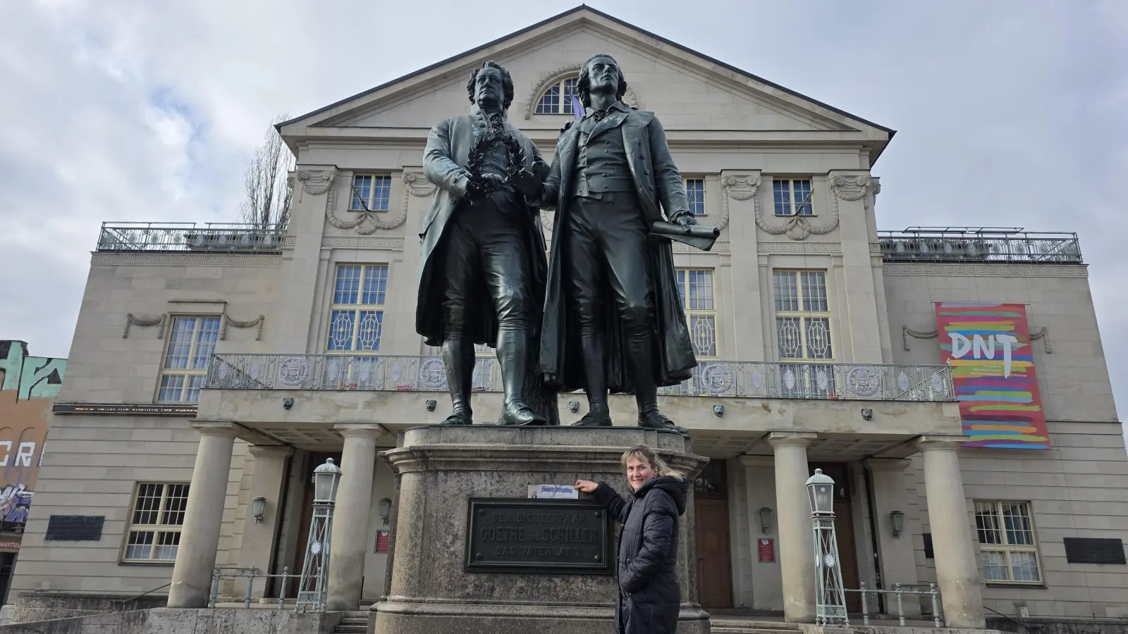 Mit der FLZ unterwegs: Beate Claus aus Ansbach verbrachte den Valentinstag in Weimar. Dort besuchte sie das Goethe-Schiller-Denkmal vor dem Deutschen Nationaltheater. (Foto: Michael Wagner)