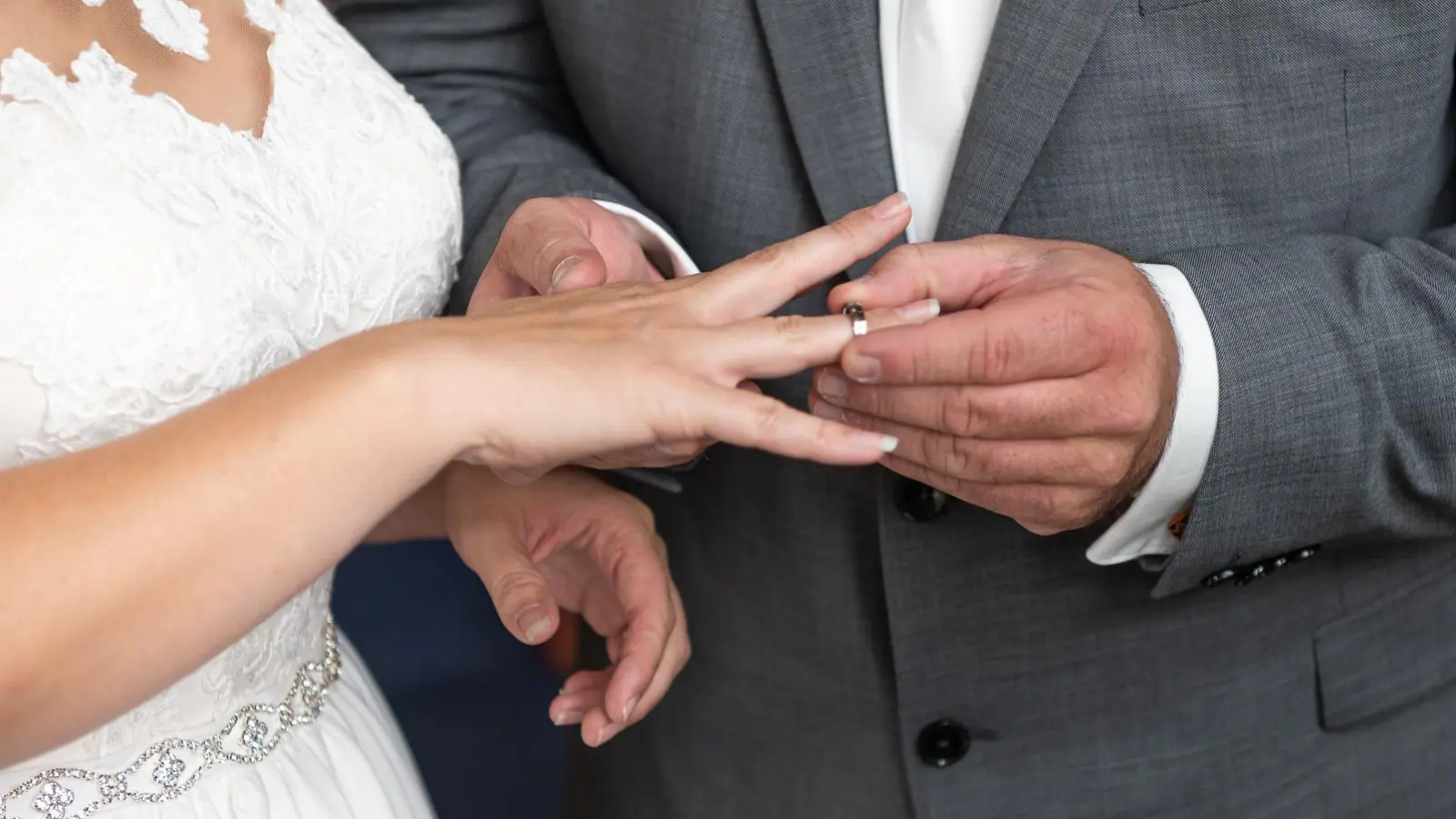 Die Aktion „einfach heiraten” ermöglicht bereits standesamtlich verheirateten Paaren, sich in der Hauptkirche in Wilhermsdorf ganz unkompliziert evangelisch-kirchlich trauen zu lassen. Auch Segnungen sind möglich. Gefeiert werden kann ferner ein Ehejubiläum. (Symbolbild: Mirko Fryska)