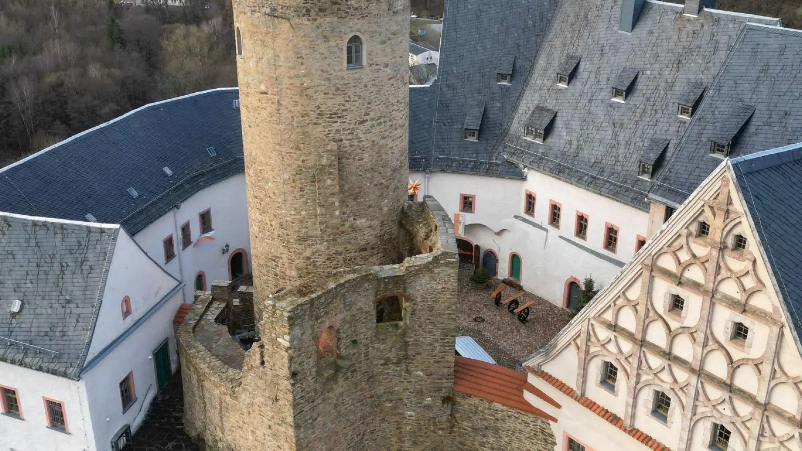 Blick auf Burg Scharfenstein. Am 26. Dezember öffnet ein nachgebauter Stollen für Besucher. In den verschlungenen Gängen können Kinder klettern, kriechen und rutschen. (Foto: Hendrik Schmidt/dpa/dpa-tmn)