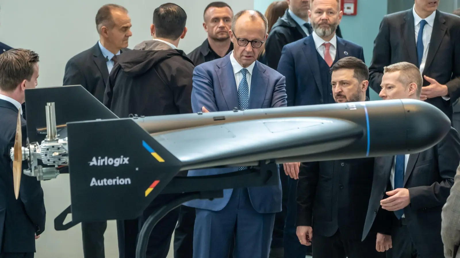 Diese Drohne von Auterion und Airlogix hat eine Reichweite von bis zu 1500 Kilometern. Im April führte sie Auterion-Chef Lorenz Meier (ganz inks, seitlich von hinten zu sehen) Bundeskanzler Friedrich Merz (CDU) und dem ukrainischen Präsident  Wolodymyr Selenskyj vor. (Foto: Michael Kappeler/dpa)