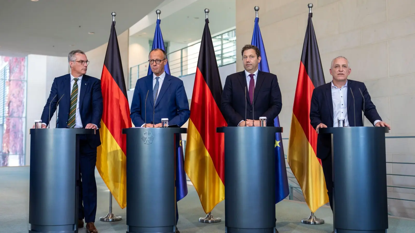 Merz will die Stahlindustrie erhalten. (Foto: Michael Kappeler/dpa)