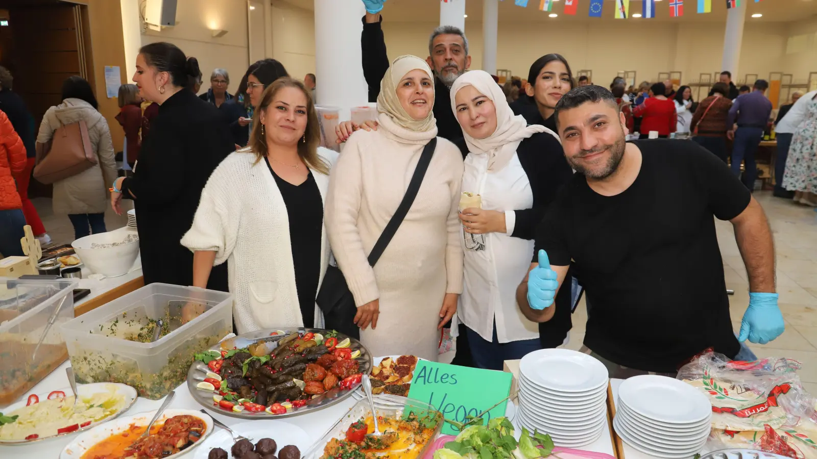 „Alles vegan”: Hier gibt es für die Besucher arabisches Essen zu genießen. (Foto: Oliver Herbst)