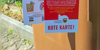 Eine rote Karte an der Biotonne signalisiert, dass zu viele Störstoffe im Müll Sind. Der Behälter wurde nicht geleert. Jetzt heißt es nachsortieren (Foto: Markus Gabler)