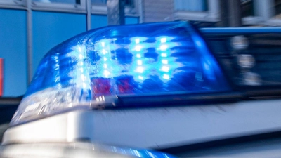 Ein 61-Jähriger hat am Montagmittag auf der A7 die Kontrolle über sein Fahrzeuggespann verloren. Polizei und Feuerwehr rückten aus. (Symbolbild: David Inderlied/dpa)