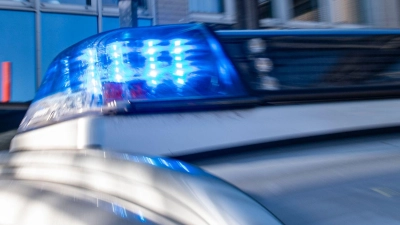 Nach jugendlichen Zündlern fahndet die Polizei in Ansbach. (Symbolbild: David Inderlied/dpa/Symbolbild)