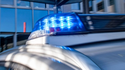 Die Polizei rückte am Mittwochabend zu einem Unfall auf der A7 aus. (Foto: David Inderlied/dpa/Symbolbild)