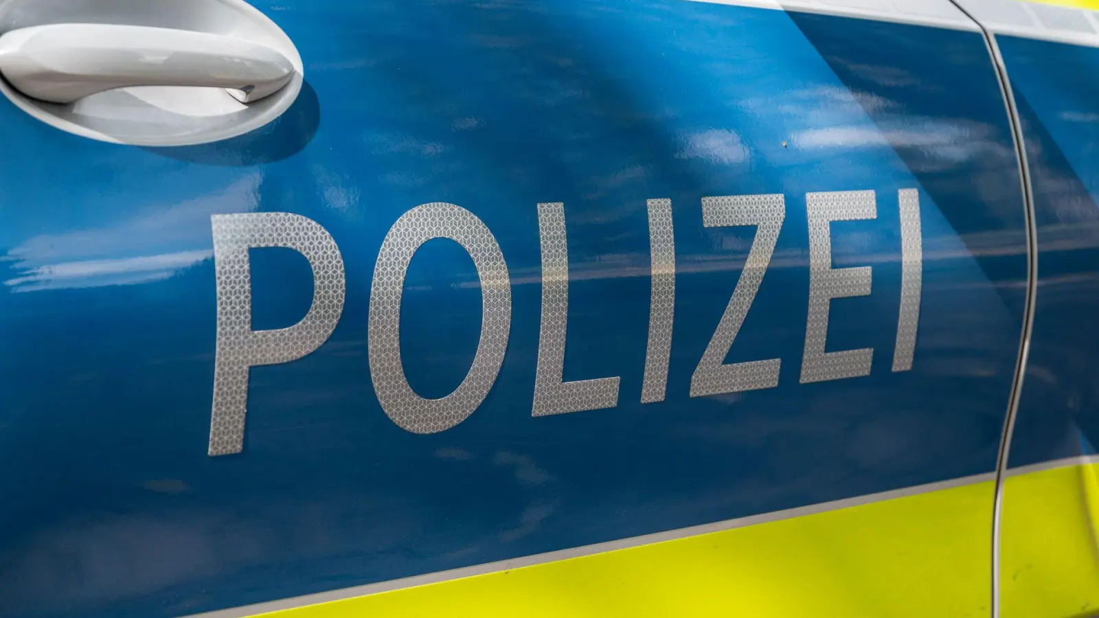 Zwei Polizeibeamte erlitten Verletzungen und konnten ihren Dienst nicht mehr fortsetzen. (Symbolbild) (Foto: Daniel Vogl/dpa)