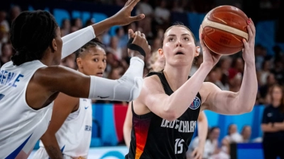 Luisa Geiselsöder (rechts, hier im Gruppenspiel gegen die Französin Temi Fagbenle) spielt am Sonntag mit dem DBB-Team um Platz fünf bei der Europameisterschaft. (Foto: Tilo Wiedensohler/camera 4)