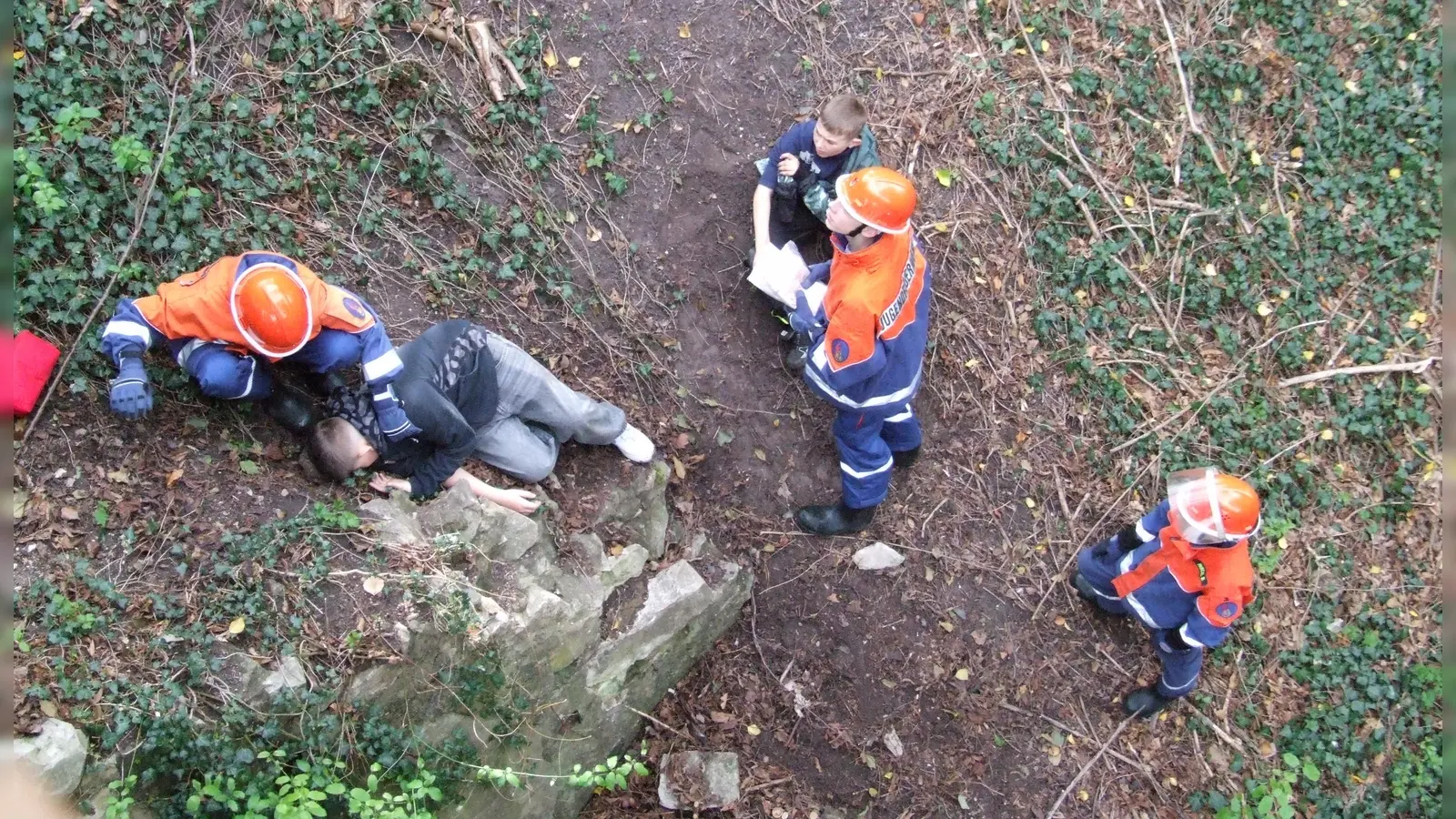 Ein Einsatzszenario: Beim Spielen in der Nähe des Schattenstegs waren zwei Jungen abgerutscht, die nun in dem steilen Gelände versorgt und gerettet werden mussten. (Foto: Jasmin Kiendl)