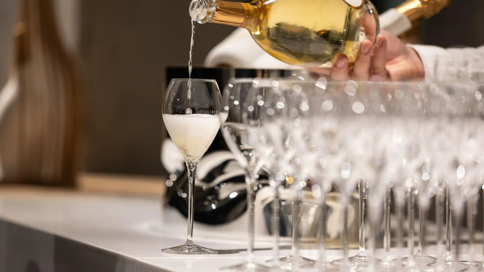 Die Champagner-Korken knallen seltener in Deutschland. (Symbolbild) (Foto: Hannes P Albert/dpa)