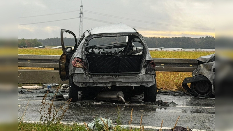 Zwei Menschen starben noch vor Ort an ihren schweren Verletzungen.  (Foto: Felix Besold/News5/dpa)