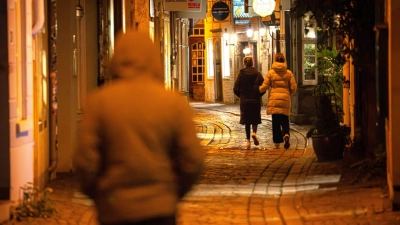Für viele Mädchen und Frauen ist der Heimweg in der Nacht mit Angst verbunden. (Foto: Sina Schuldt/dpa)