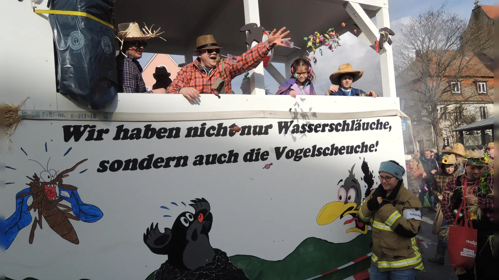 Und immer wieder flogen Süßigkeiten - so wie hier vom Wagen der Freiwilligen Feuerwehr. (Foto: Peter Zumach)