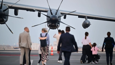 Auch Außenminister Wadephul nahm gestrandete Deutsche bei seiner Reise in den Nahen Osten in seinem Flugzeug mit.  (Foto: Sebastian Christoph Gollnow/dpa)