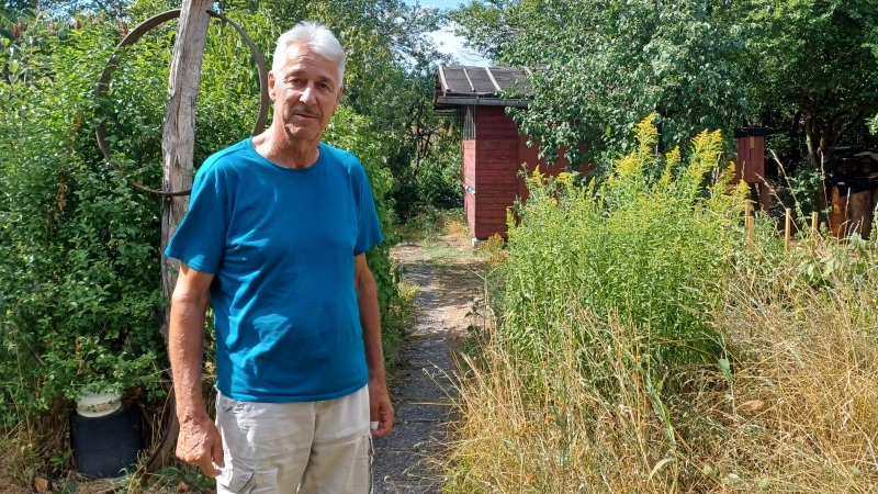 Dietmar Lisson in seinem Garten, hinter ihm das Bienenhaus. Die Imkerei will er trotz des schlimmen Erlebnisses nicht aufgeben. (Foto: Anita Dlugoß)