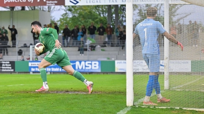 Jetzt aber schnell: Der Ansbacher Dino Nuhanovic trägt nach seinem Tor zum 1:3 den Ball zum Anstoß. Rechts der Buchbacher Torwart Ludwig Zech. (Foto: Martin Rügner)