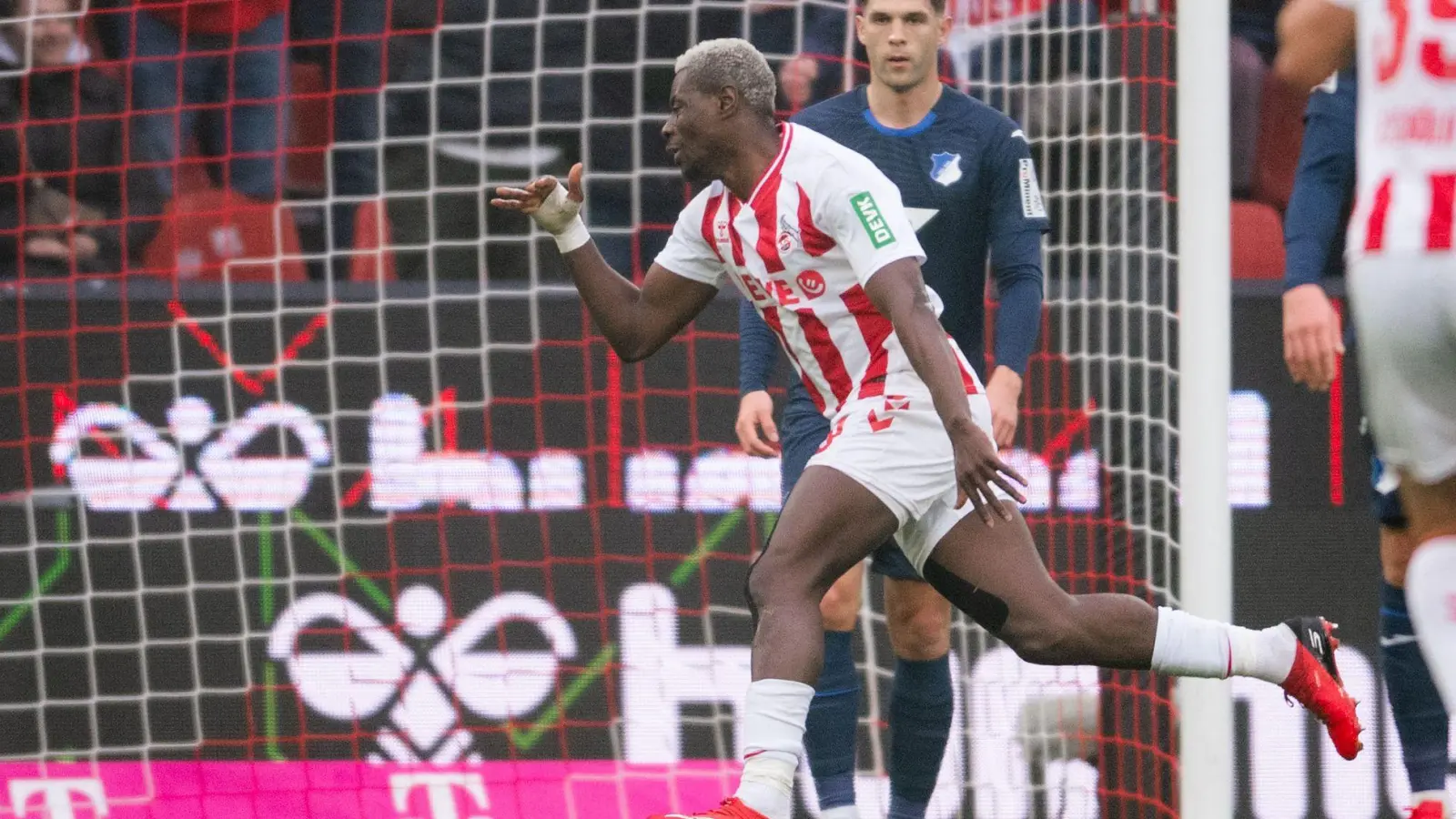 Ragnar Ache jubelt über sein spektakuläres Tor zum 1:0.  (Foto: Marius Becker/dpa)