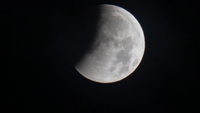In Bayern war der Beginn der partiellen Mondfinsternis teils gut zu sehen.  (Foto: Peter Kneffel/dpa)