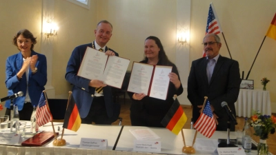 Ansbachs Oberbürgermeister Thomas Deffner und Stadträtin Laura Marie Kubit aus Bay City präsentieren die neu unterschriebenen Partnerschaftsverträge, flankiert von Bürgermeisterin Elke Homm-Vogel (links) und Bürgermeister Dr. Markus Bucka (rechts). (Foto: Winfried Vennemann)