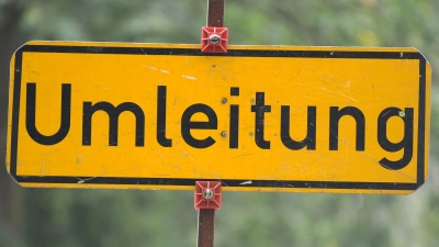 Ab Montag, 13. April, ist die Staatsstraße 2220 zwischen Langfurths Ortsteil Matzmannsdorf und Burk voll gesperrt.  (Symbolbild: Tim Brakemeier/dpa)